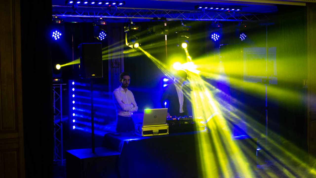 Eclairage piste danse - lightshow projecteur light lumière lightjockey soirée Paris DJ