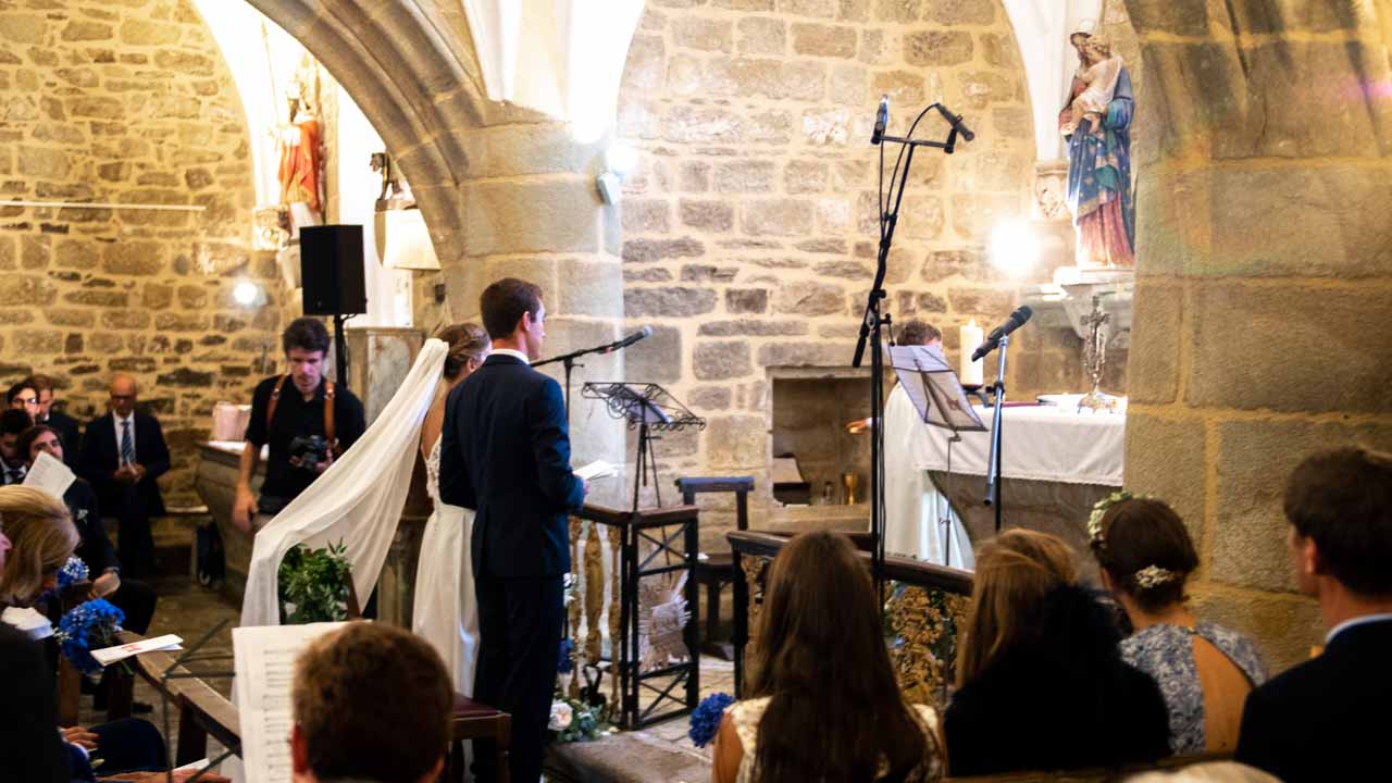 Sonorisation église - chorale mariés micros mixage audio enceintes pupitre technicien son instrument