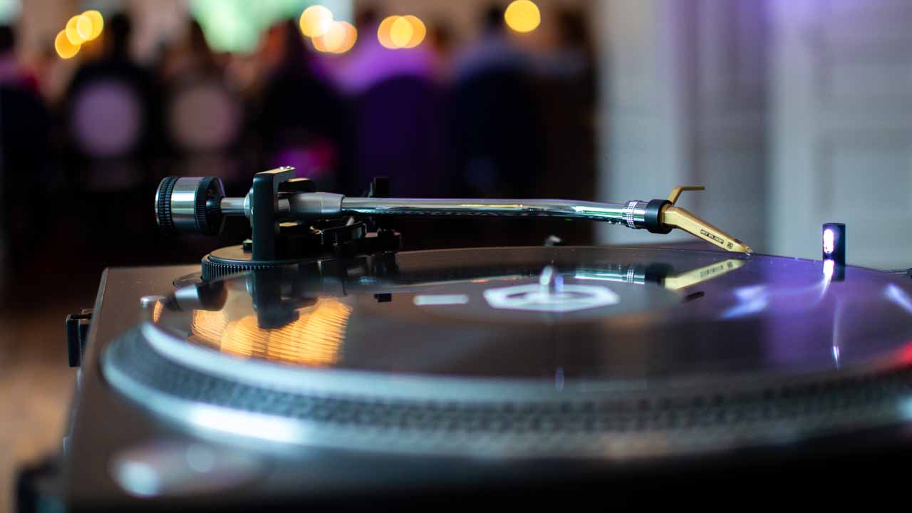 DJ mariage - musique platine soirée vinyle mix performance ambiance table mixage