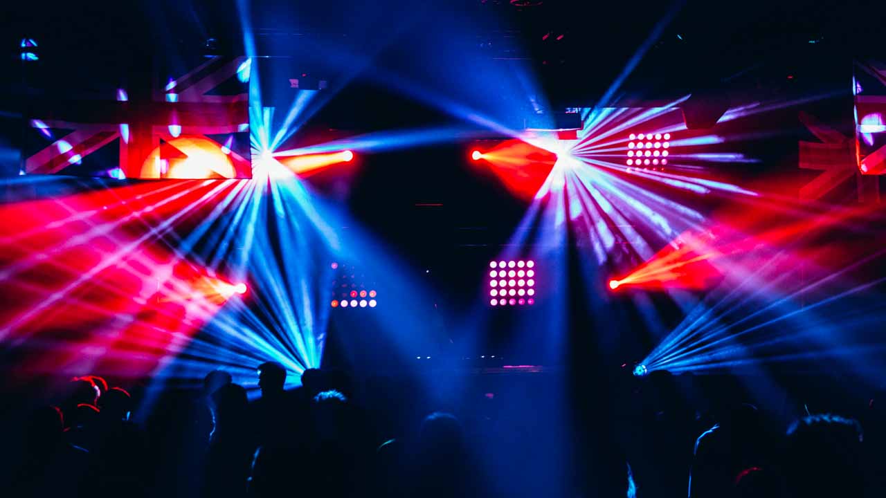 Light festival - scène artistes DJ soirées lumière show pupitreur DMX projecteurs lyre musique prestataire