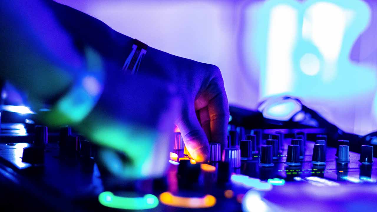 Prestation DJ - live mixage son musique soirée piste danse festival discjockey lounge audiovisuel chill